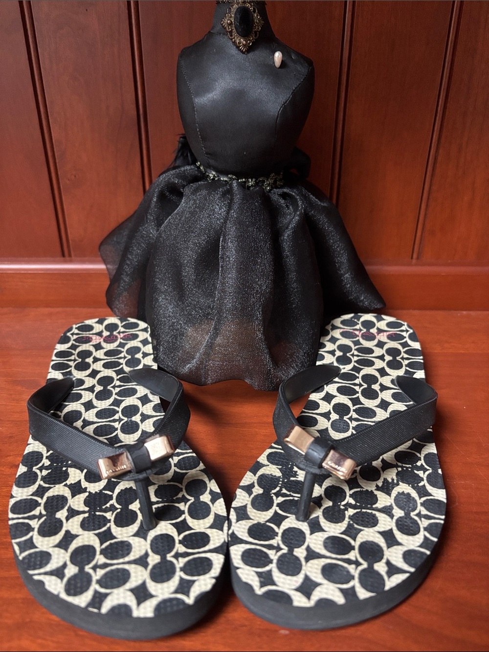 Coach Amel Signature C black and beige thong flip-flop sandals